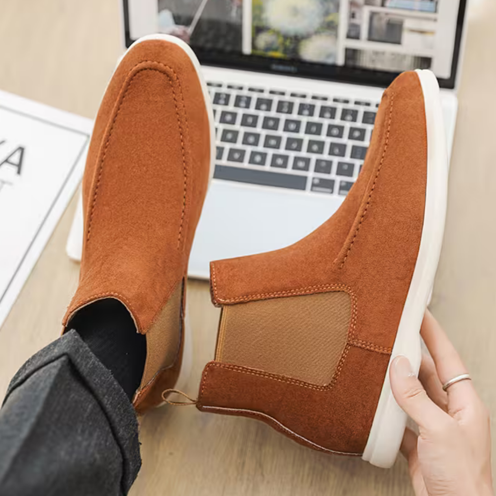 Botines Chelsea para hombre en marrón claro con suela blanca - BUENZY