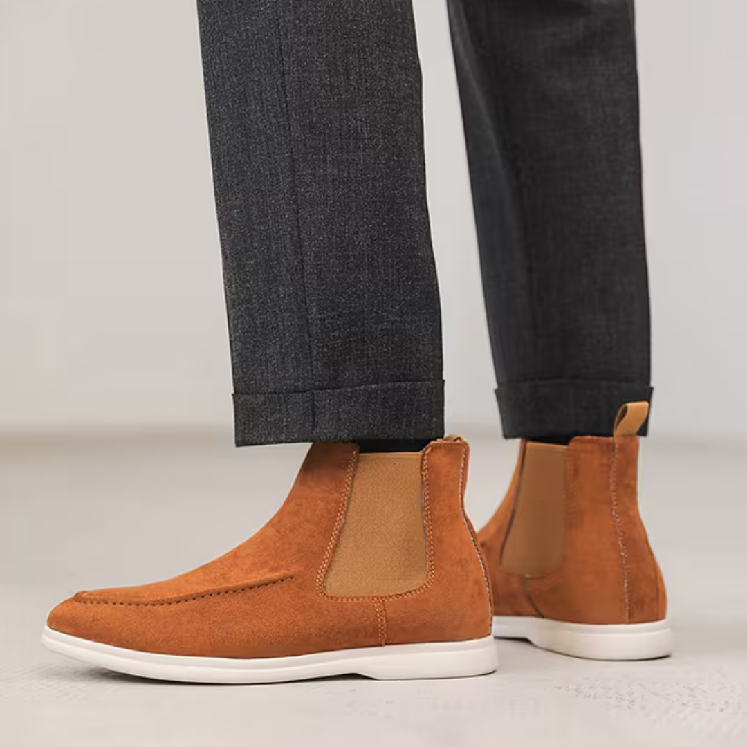 Botines Chelsea para hombre en marrón claro con suela blanca